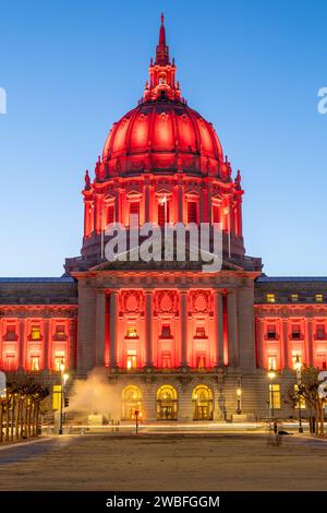 Das Rathaus von San Francisco leuchtet rot, um die 49er zu unterstützen Stockfoto