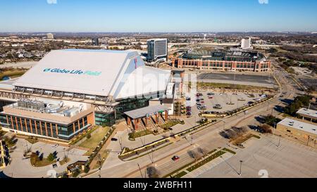 Arlington, Texas - 29. Dezember 2023: Globe Life Field und Choctaw Stadium Stockfoto