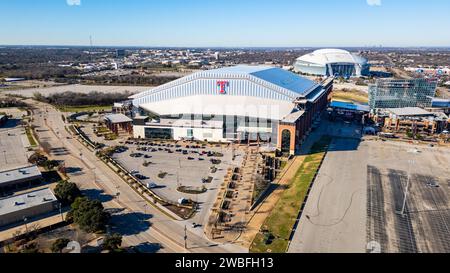 Arlington, TX - 29. Dezember 2023: Das Globe Life Field ist Heimstadion der Texas Rangers der Major League, mit dem AT&T Stadium im Hintergrund Stockfoto