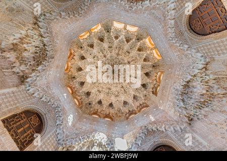 Decke des Saals der zwei Schwestern, dekoriert mit typisch islamischen Muqarnas in Alhambra, Granda, Spanien. Stockfoto