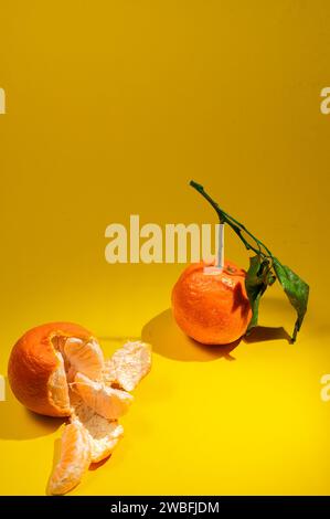 Eine Bilderserie von Orangen aus ökologischem Anbau auf gelbem Hintergrund, im richtigen Licht. Stockfoto