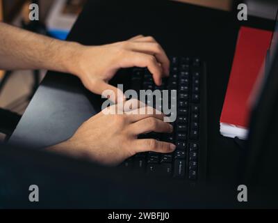 Digitale Produktivität – Tippen auf der Tastatur Stockfoto
