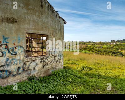 Dieses Bild zeigt ein farbenfrohes Graffiti-Wandgemälde an der Seite eines Wohngebäudes Stockfoto