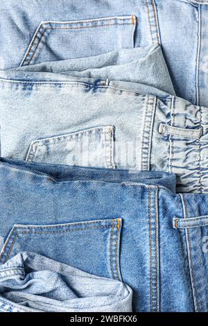 Verschiedene gefaltete Jeans als Hintergrund, Nahaufnahme Stockfoto