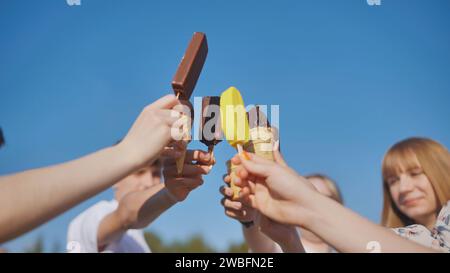 Freunde kombinieren verschiedene Eissorten. Stockfoto