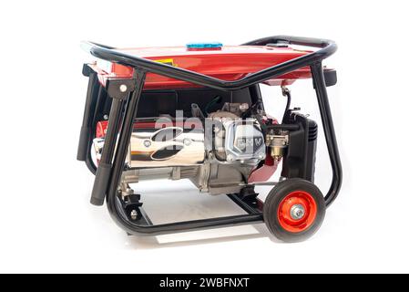 Kiew, Ukraine - Januar 05. 2024. Benzingenerator auf weißem Hintergrund Stockfoto