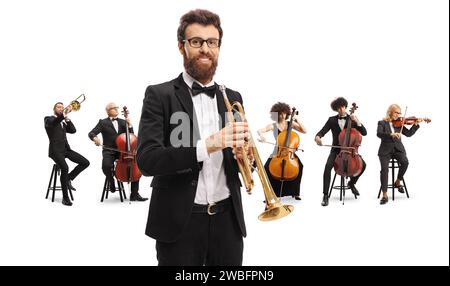 Mann mit einer Trompete vor einem Orchester der klassischen Musik, isoliert auf weißem Hintergrund Stockfoto