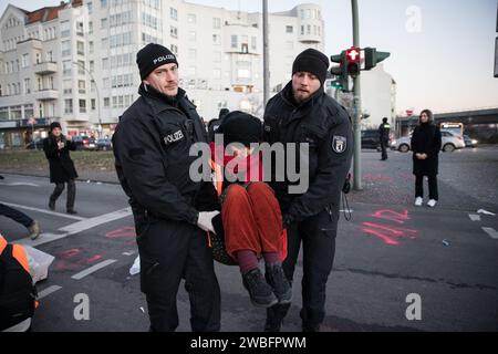 Berlin, Deutschland. Januar 2024. Mitglieder der Klimaaktivist-Gruppe Letzte oder letzte Generation veranstalteten eine bedeutende Demonstration im Herzen Berlins, die den Verkehrsfluss am Innsbrucker Platz absichtlich unterbrach, einer kritischen Kreuzung, die für ihren belebten Verkehr und ihre hohe Sichtbarkeit bekannt ist. Sie machten auf ihren dringenden Aufruf zum Handeln gegen den Klimawandel aufmerksam. (Kreditbild: © Michael Kuenne/PRESSCOV via ZUMA Press Wire) NUR REDAKTIONELLE VERWENDUNG! Nicht für kommerzielle ZWECKE! Stockfoto