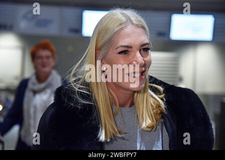 Sarah Kern - Abflug der Kandidaten nach Australien zur RTL TV-Show ich BIN ein STAR - HOLT MICH hier RAUS am Frankfurt am Main International Airport am 10.01.2024 *** Sarah Kern Abflug der Kandidaten für die RTL nach Australien TV-Show ich BIN ein STAR HOLT MICH hier RAUS am 10 01 2024 am Flughafen Frankfurt am Main Stockfoto