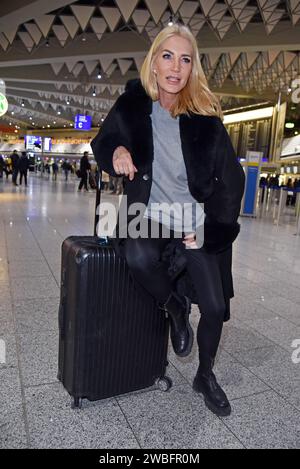 Sarah Kern - Abflug der Kandidaten nach Australien zur RTL TV-Show ich BIN ein STAR - HOLT MICH hier RAUS am Frankfurt am Main International Airport am 10.01.2024 *** Sarah Kern Abflug der Kandidaten für die RTL nach Australien TV-Show ich BIN ein STAR HOLT MICH hier RAUS am 10 01 2024 am Flughafen Frankfurt am Main Stockfoto