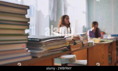 Stapel von Büchern und Notizbüchern in der Lehrerlounge der Schule. Stockfoto