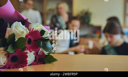 Erster Schultag. Blumen liegen auf dem Tisch, um den Schultag zu feiern. Stockfoto