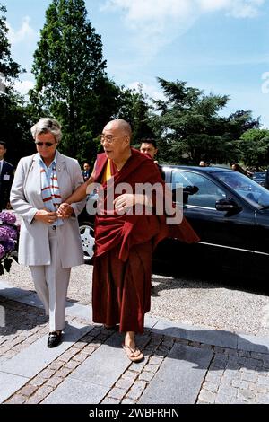 Kopenhagen, Dänemark /06 Juni 2003/der dänische Premierminister Nders Fogh Rasmussem begrüßt Dalai Lama in Mariienborg lyngby Kopenhagen. (Photo.Francis Joseph Dean/Dean Pictures) Stockfoto