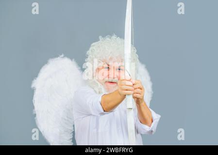 Alles Gute Zum Valentinstag. Cupid Mann in Engelsflügeln mit Bogen und Pfeil. Gott der Liebe. Valentinstag-Engel schießt Pfeile der Liebe. Lächelnder bärtiger Mann rein Stockfoto