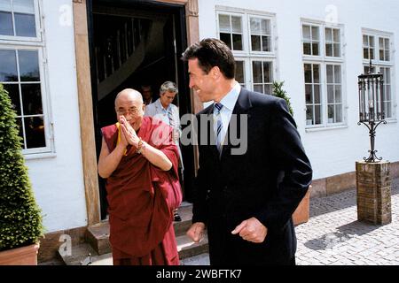 Kopenhagen, Dänemark /06 Juni 2003/der dänische Premierminister Nders Fogh Rasmussem begrüßt Dalai Lama in Mariienborg lyngby Kopenhagen. Photo.Francis Joseph Dean/Dean Pictures Stockfoto