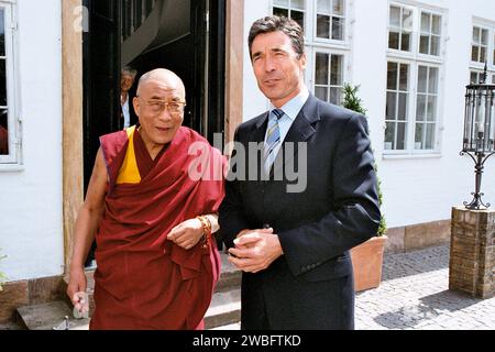 Kopenhagen, Dänemark /06 Juni 2003/der dänische Premierminister Nders Fogh Rasmussem begrüßt Dalai Lama in Mariienborg lyngby Kopenhagen. Photo.Francis Joseph Dean/Dean Pictures Stockfoto