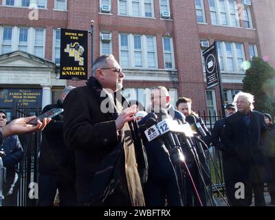 New York, New York, USA. Januar 2024. Brooklyn, New York. Lokale Politiker und Eltern treffen sich vor der James Madison High School in Brooklyn, New York. Den Schülern wurde gesagt, heute zu Hause zu bleiben und Fernunterricht zu erhalten, weil die Migranten aufgrund von starkem Regen und starkem Wind aus einer Zeltstadt am Floyd Bennett Field fünf Meilen entfernt in die High School verlegt wurden. (Kreditbild: © Bruce Cotler/ZUMA Press Wire) NUR REDAKTIONELLE VERWENDUNG! Nicht für kommerzielle ZWECKE! Stockfoto
