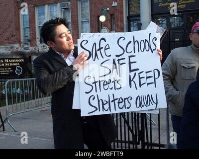 New York, New York, USA. Januar 2024. Brooklyn, New York. Lokale Politiker und Eltern treffen sich vor der James Madison High School in Brooklyn, New York. Den Schülern wurde gesagt, heute zu Hause zu bleiben und Fernunterricht zu erhalten, weil die Migranten aufgrund von starkem Regen und starkem Wind aus einer Zeltstadt am Floyd Bennett Field fünf Meilen entfernt in die High School verlegt wurden. (Kreditbild: © Bruce Cotler/ZUMA Press Wire) NUR REDAKTIONELLE VERWENDUNG! Nicht für kommerzielle ZWECKE! Stockfoto