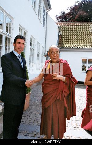 Kopenhagen, Dänemark /06 Juni 2003/der dänische Premierminister Nders Fogh Rasmussem begrüßt Dalai Lama in Mariienborg lyngby Kopenhagen. Photo.Francis Joseph Dean/Dean Pictures Stockfoto