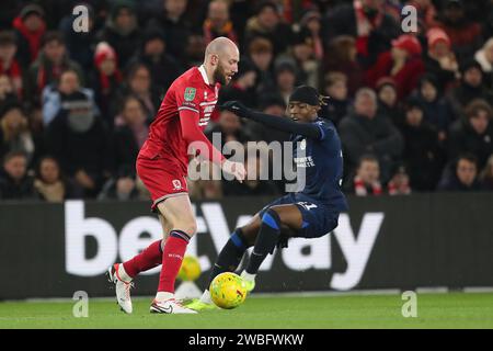 Middlesbrough's Matthew Clarke im Kampf mit Chelsea's Noni Madueke während des Carabao Cup Halbfinales 1st Leg Match zwischen Middlesbrough und Chelsea im Riverside Stadium, Middlesbrough am Dienstag, den 9. Januar 2024. (Foto: Mark Fletcher | MI News) Credit: MI News & Sport /Alamy Live News Stockfoto