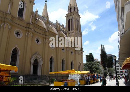 Curitiba, Parana, Brasilien. Januar 2024. CURITIBA (PR), 10.01.2024-BASILIKA CURITIBA – die Basilika Menor de Nossa Senhora da Luz dos Pinhais, oder Catedral Basilica de Curitiba, ist ein brasilianischer katholischer Tempel in der Hauptstadt des brasilianischen Bundesstaates Parana, wo sich der Vorsitzende der Erzdiözese Curitiba befindet. Im neogotischen Stil erbaut, wurde es am 7. September 1893 eingeweiht und 2012 zum letzten Mal restauriert. (Foto: Edson de Souza/Thenews2/Zumapress) (Foto: © Edson de Souza/TheNEWS2 via ZUMA Press Wire) NUR REDAKTIONELLE VERWENDUNG! Nicht für kommerzielle Zwecke Stockfoto