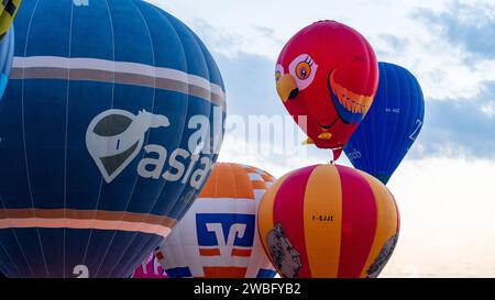 Doha, Katar - Dezember 12,2023 : Katar Ballon Festival mit mehreren bunten Luftballons. Stockfoto