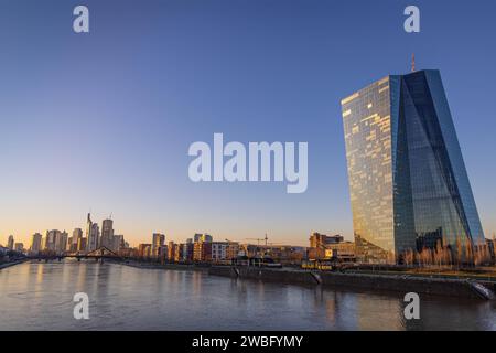 Europäische Zentralbank EZB und Frankfurter Skyline das Licht der untergehenden Wintersonne fällt seitlich auf die Gebäude der Europäischen Zentralbank EZB und der Frankfurter Bankenskyline. Frankfurt am Main Hessen Deutschland *** Europäische Zentralbank EZB und Skyline Frankfurt das Licht der untergehenden Wintersonne fällt seitwärts auf die Gebäude der Europäischen Zentralbank EZB und der Frankfurter Bankensyline Frankfurt am Main Hessen Deutschland 2024-01-09 ffm ezb Skyline 01 Stockfoto