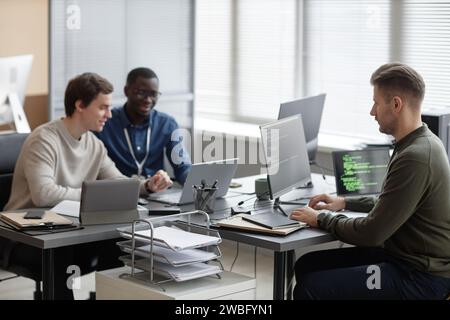 Programmierer, die im Büro der Abteilung Cybersicherheit arbeiten Stockfoto