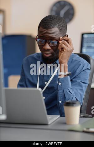 Männlicher IT-Manager mit Laptop Stockfoto