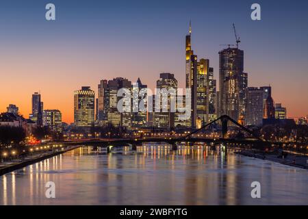 Die leuchtende Frankfurter Skyline am Abend die Lichter der Frankfurter Bankenskyline leuchten am Abend. Frankfurt am Main Hessen Deutschland *** die leuchtende Skyline Frankfurt am Main am Abend leuchten die Lichter der Frankfurter Bank Skyline am Abend Frankfurt am Main Hessen Deutschland 2024-01-09 ffm Skyline 02 Stockfoto