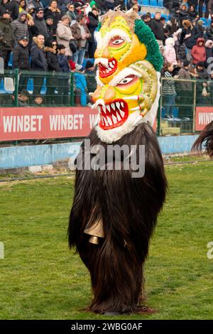 Mummer aus Zentralbulgarien trägt seltsame Maske beim Simitlia-Festival in Simitli, Blagoevgrad County, Bulgarien, Osteuropa, Balkan Stockfoto