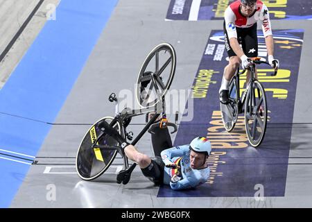 Apeldoorn, Niederlande. Januar 2024. Der belgische Jules Hesters stürzt beim Finale des Men's Elimination Race bei den UEC Track Elite Europameisterschaften 2024 in Apeldoorn, Niederlande, am Mittwoch, den 10. Januar 2024. Die Europameisterschaften finden vom 10. Bis 14. Januar statt. BELGA FOTO DIRK WAEM Credit: Belga News Agency/Alamy Live News Stockfoto