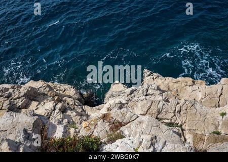 Über dem Blick auf die felsige Klippe und die Adria in Kroatien. Wunderschönes Blue Water und Stony Rock in Europa. Stockfoto