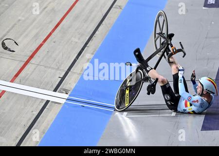 Apeldoorn, Niederlande. Januar 2024. Der belgische Jules Hesters stürzt beim Finale des Men's Elimination Race bei den UEC Track Elite Europameisterschaften 2024 in Apeldoorn, Niederlande, am Mittwoch, den 10. Januar 2024. Die Europameisterschaften finden vom 10. Bis 14. Januar statt. BELGA FOTO DIRK WAEM Credit: Belga News Agency/Alamy Live News Stockfoto