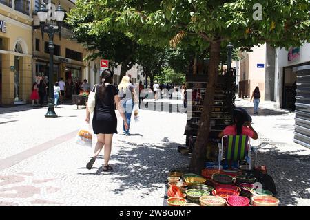 Curitiba, Parana, Brasilien. Januar 2024. CURITIBA (PR), 10.01.2024- CURITIBA/BEWEGUNG DER MENSCHEN UND VERBRAUCHER - ein weiterer heißer Tag im Sommer in der Hauptstadt von Parana, an dem Verbraucher, Touristen und die breite Öffentlichkeit die Gelegenheit nutzten, das Stadtzentrum zu genießen, am Nachmittag dieses Mittwoch-Freitag (10). (Foto: Edson de Souza/Thenews2/Zumapress) (Foto: © Edson de Souza/TheNEWS2 via ZUMA Press Wire) NUR REDAKTIONELLE VERWENDUNG! Nicht für kommerzielle ZWECKE! Stockfoto