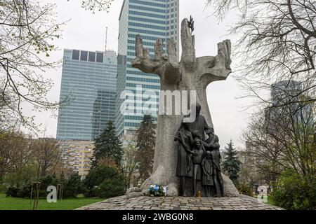 Warschau, Polen. Denkmal für Janusz Korczak (Pomnik Janusza Korczaka), einen polnischen jüdischen Kinderarzt, Pädagogen, Kinderautor und Pädagogen Stockfoto