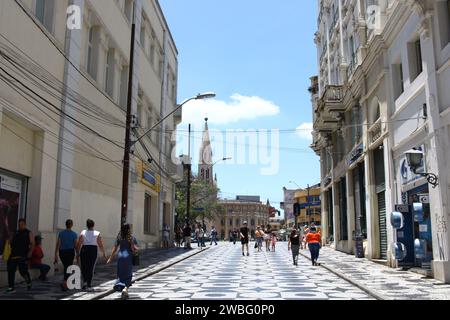 Curitiba, Parana, Brasilien. Januar 2024. CURITIBA (PR), 10.01.2024- CURITIBA/BEWEGUNG DER MENSCHEN UND VERBRAUCHER - ein weiterer heißer Tag im Sommer in der Hauptstadt von Parana, an dem Verbraucher, Touristen und die breite Öffentlichkeit die Gelegenheit nutzten, das Stadtzentrum zu genießen, am Nachmittag dieses Mittwoch-Freitag (10). (Foto: Edson de Souza/Thenews2/Zumapress) (Foto: © Edson de Souza/TheNEWS2 via ZUMA Press Wire) NUR REDAKTIONELLE VERWENDUNG! Nicht für kommerzielle ZWECKE! Stockfoto