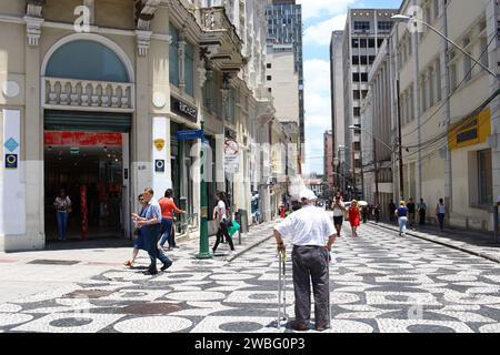 Curitiba, Parana, Brasilien. Januar 2024. CURITIBA (PR), 10.01.2024- CURITIBA/BEWEGUNG DER MENSCHEN UND VERBRAUCHER - ein weiterer heißer Tag im Sommer in der Hauptstadt von Parana, an dem Verbraucher, Touristen und die breite Öffentlichkeit die Gelegenheit nutzten, das Stadtzentrum zu genießen, am Nachmittag dieses Mittwoch-Freitag (10). (Foto: Edson de Souza/Thenews2/Zumapress) (Foto: © Edson de Souza/TheNEWS2 via ZUMA Press Wire) NUR REDAKTIONELLE VERWENDUNG! Nicht für kommerzielle ZWECKE! Stockfoto