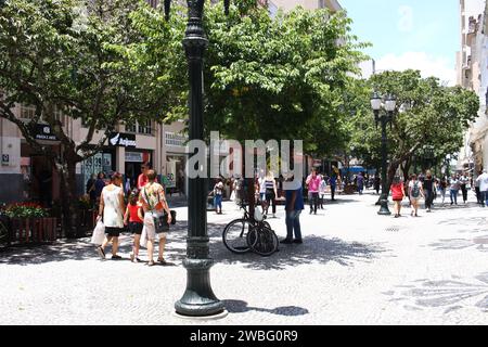 Curitiba, Parana, Brasilien. Januar 2024. CURITIBA (PR), 10.01.2024- CURITIBA/BEWEGUNG DER MENSCHEN UND VERBRAUCHER - ein weiterer heißer Tag im Sommer in der Hauptstadt von Parana, an dem Verbraucher, Touristen und die breite Öffentlichkeit die Gelegenheit nutzten, das Stadtzentrum zu genießen, am Nachmittag dieses Mittwoch-Freitag (10). (Foto: Edson de Souza/Thenews2/Zumapress) (Foto: © Edson de Souza/TheNEWS2 via ZUMA Press Wire) NUR REDAKTIONELLE VERWENDUNG! Nicht für kommerzielle ZWECKE! Stockfoto