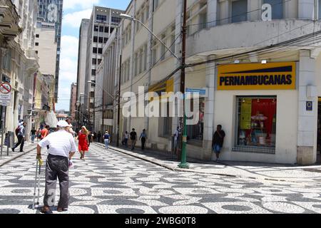 Curitiba, Parana, Brasilien. Januar 2024. CURITIBA (PR), 10.01.2024- CURITIBA/BEWEGUNG DER MENSCHEN UND VERBRAUCHER - ein weiterer heißer Tag im Sommer in der Hauptstadt von Parana, an dem Verbraucher, Touristen und die breite Öffentlichkeit die Gelegenheit nutzten, das Stadtzentrum zu genießen, am Nachmittag dieses Mittwoch-Freitag (10). (Foto: Edson de Souza/Thenews2/Zumapress) (Foto: © Edson de Souza/TheNEWS2 via ZUMA Press Wire) NUR REDAKTIONELLE VERWENDUNG! Nicht für kommerzielle ZWECKE! Stockfoto