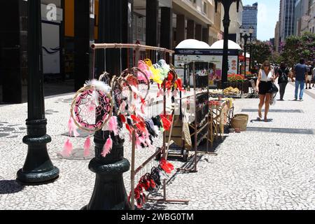 Curitiba, Parana, Brasilien. Januar 2024. CURITIBA (PR), 10.01.2024- CURITIBA/BEWEGUNG DER MENSCHEN UND VERBRAUCHER - ein weiterer heißer Tag im Sommer in der Hauptstadt von Parana, an dem Verbraucher, Touristen und die breite Öffentlichkeit die Gelegenheit nutzten, das Stadtzentrum zu genießen, am Nachmittag dieses Mittwoch-Freitag (10). (Foto: Edson de Souza/Thenews2/Zumapress) (Foto: © Edson de Souza/TheNEWS2 via ZUMA Press Wire) NUR REDAKTIONELLE VERWENDUNG! Nicht für kommerzielle ZWECKE! Stockfoto