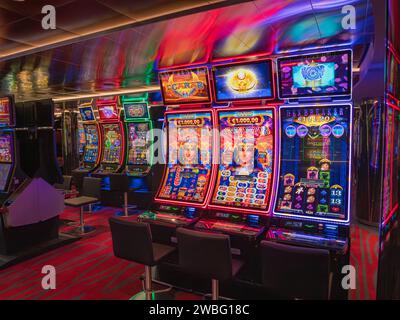 Spielautomaten im MSC Signature Casino auf der MSC Euribia Segeln in Nordeuropa (23. Juli). Stockfoto