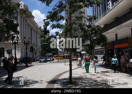 Curitiba, Parana, Brasilien. Januar 2024. CURITIBA (PR), 10.01.2024- CURITIBA/BEWEGUNG DER MENSCHEN UND VERBRAUCHER - ein weiterer heißer Tag im Sommer in der Hauptstadt von Parana, an dem Verbraucher, Touristen und die breite Öffentlichkeit die Gelegenheit nutzten, das Stadtzentrum zu genießen, am Nachmittag dieses Mittwoch-Freitag (10). (Foto: Edson de Souza/Thenews2/Zumapress) (Foto: © Edson de Souza/TheNEWS2 via ZUMA Press Wire) NUR REDAKTIONELLE VERWENDUNG! Nicht für kommerzielle ZWECKE! Stockfoto