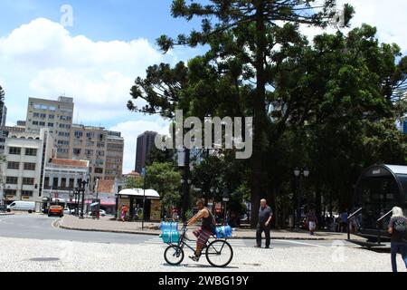 Curitiba, Parana, Brasilien. Januar 2024. CURITIBA (PR), 10.01.2024- CURITIBA/BEWEGUNG DER MENSCHEN UND VERBRAUCHER - ein weiterer heißer Tag im Sommer in der Hauptstadt von Parana, an dem Verbraucher, Touristen und die breite Öffentlichkeit die Gelegenheit nutzten, das Stadtzentrum zu genießen, am Nachmittag dieses Mittwoch-Freitag (10). (Foto: Edson de Souza/Thenews2/Zumapress) (Foto: © Edson de Souza/TheNEWS2 via ZUMA Press Wire) NUR REDAKTIONELLE VERWENDUNG! Nicht für kommerzielle ZWECKE! Stockfoto