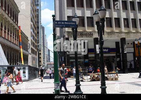 Curitiba, Parana, Brasilien. Januar 2024. CURITIBA (PR), 10.01.2024- CURITIBA/BEWEGUNG DER MENSCHEN UND VERBRAUCHER - ein weiterer heißer Tag im Sommer in der Hauptstadt von Parana, an dem Verbraucher, Touristen und die breite Öffentlichkeit die Gelegenheit nutzten, das Stadtzentrum zu genießen, am Nachmittag dieses Mittwoch-Freitag (10). (Foto: Edson de Souza/Thenews2/Zumapress) (Foto: © Edson de Souza/TheNEWS2 via ZUMA Press Wire) NUR REDAKTIONELLE VERWENDUNG! Nicht für kommerzielle ZWECKE! Stockfoto