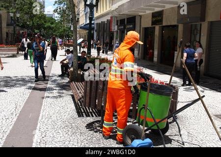 Curitiba, Parana, Brasilien. Januar 2024. CURITIBA (PR), 10.01.2024- CURITIBA/BEWEGUNG DER MENSCHEN UND VERBRAUCHER - ein weiterer heißer Tag im Sommer in der Hauptstadt von Parana, an dem Verbraucher, Touristen und die breite Öffentlichkeit die Gelegenheit nutzten, das Stadtzentrum zu genießen, am Nachmittag dieses Mittwoch-Freitag (10). (Foto: Edson de Souza/Thenews2/Zumapress) (Foto: © Edson de Souza/TheNEWS2 via ZUMA Press Wire) NUR REDAKTIONELLE VERWENDUNG! Nicht für kommerzielle ZWECKE! Stockfoto