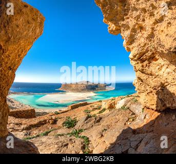 Blick auf die erstaunlichen Strand von Balos, mit einer Familie spielen am tropischen Sandstrand mit türkisfarbenem Wasser, Kreta, Griechenland Stockfoto