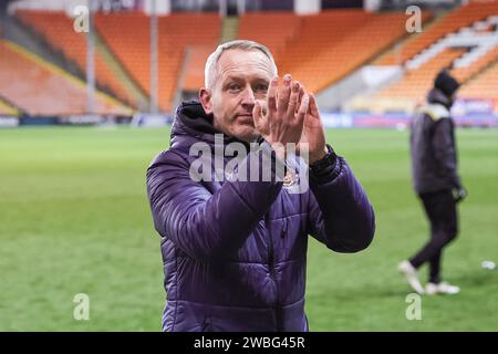 Neil Critchley Manager von Blackpool applaudiert den Fans während des Bristol Street Motors Trophy Matches Blackpool gegen Burton Albion in der Bloomfield Road, Blackpool, Großbritannien, 10. Januar 2024 (Mark Cosgrove/News Images) Stockfoto