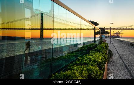 Lissabon, Portugal. Am frühen Morgen am Fluss Targus. Stockfoto