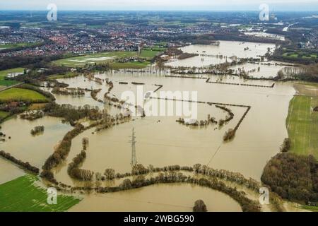 Luftbild vom Hochwasser der Lippe, Weihnachtshochwasser 2023, Fluss Lippe tritt nach starken Regenfällen über die Ufer, Überschwemmungsgebiet NSG Lippeaue von Werne bis Heil, Stadtgrenze Werne und Bergkamen, Heil, Bergkamen, Ruhrgebiet, Nordrhein-Westfalen, Deutschland ACHTUNGxMINDESTHONORARx60xEURO *** Luftaufnahme der Lippenflut, Weihnachtsflut 2023, Lippe überfließt seine Ufer nach Starkregen, Hochwassergebiet NSG Lippeaue von Werne nach Heil, Stadtgrenzen Werne und Bergkamen, Heil, Bergkamen, Ruhrgebiet, Nordrhein-Westfalen, Deutschland ATTENTIONxMINDESTHONORARx60xEURO Stockfoto